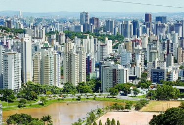 A pouca área verde, relativa à massa de concreto, ainda mais ameaçada.